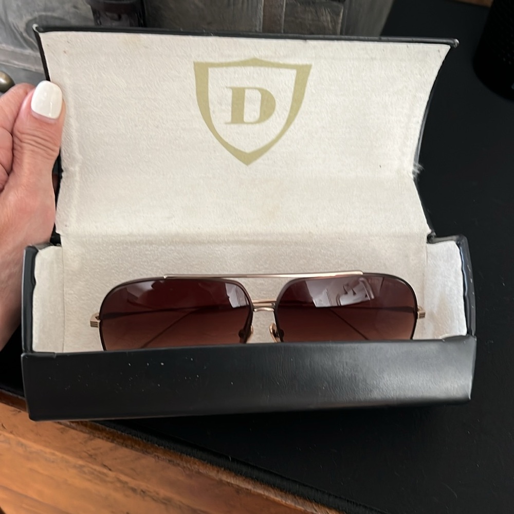 Stylish Gold Aviator Sunglasses - Picture 5 of 5